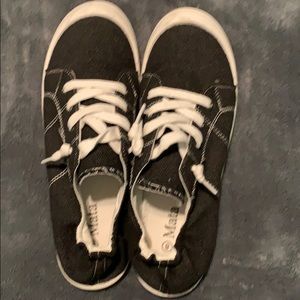 Mata sneakers. Size 8